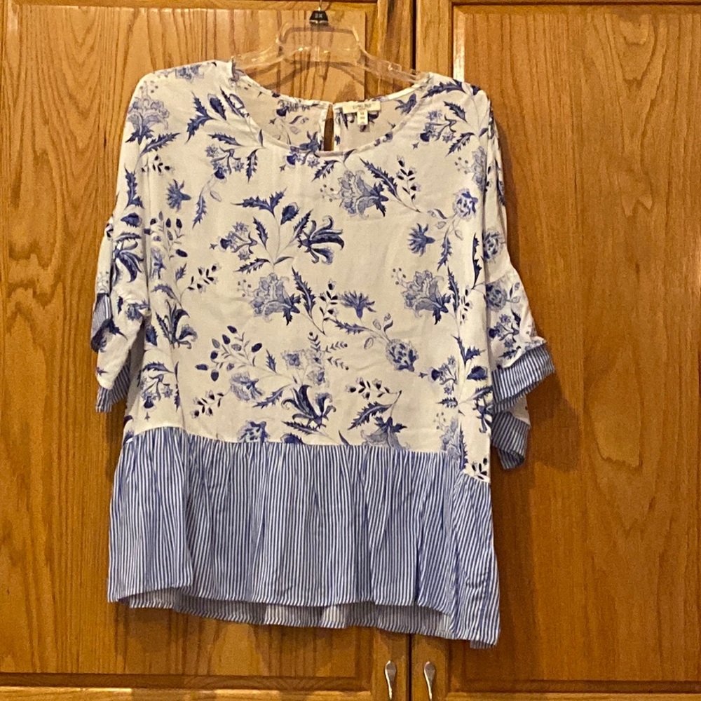 1x blue white floral top EUC Como Blu plus size top